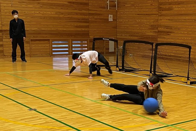 ゴールボールチーム「スサノオアイズ」の練習に参加する記者