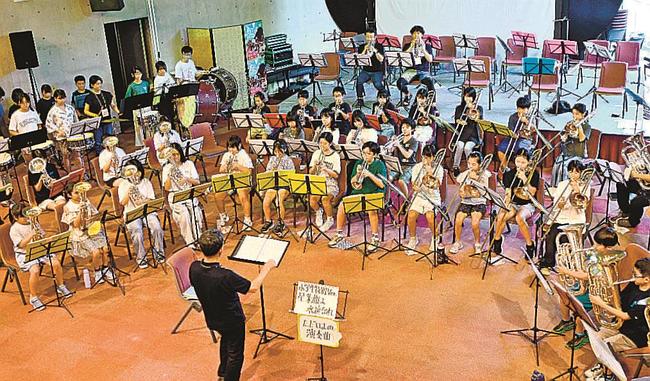 「星条旗よ永遠なれ」を演奏する小学生たち＝松江市玉湯町玉造、玉造温泉ゆ～ゆ