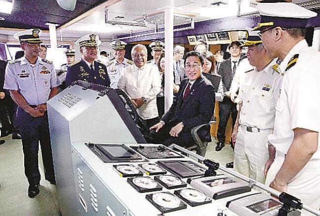 フィリピン沿岸警備隊の船舶を視察する岸田文雄首相（中央右）＝４日、マニラ（共同）