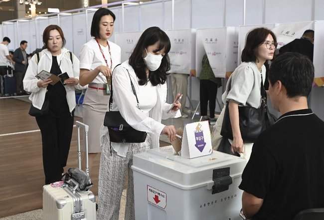 韓国の仁川国際空港に設けられた投票所で期日前投票をする有権者（共同）＝５月２９日