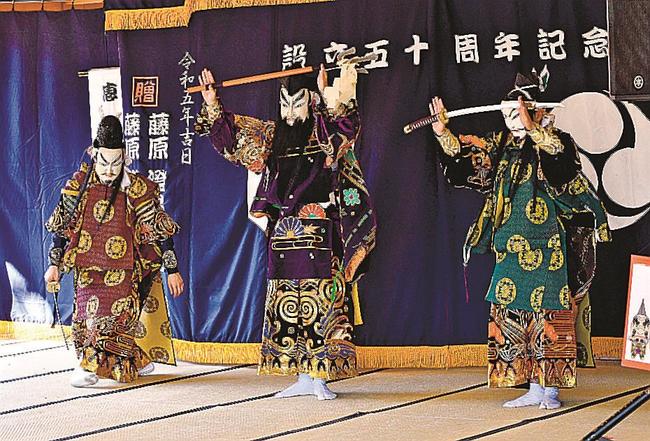柿本人麻呂（中央）が登場する創作演目「人麿火消」を披露する高津神楽社中＝益田市高津町、高津柿本神社