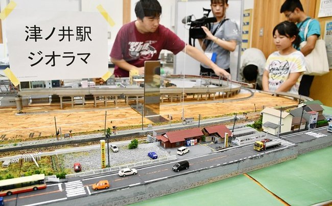 交通研究同好会が制作した津ノ井駅（手前中央）周辺の鉄道ジオラマ。木造駅舎はもとより、消えかかった道路のセンターラインなどもリアルに再現＝鳥取市若葉台北１丁目、公立鳥取環境大
