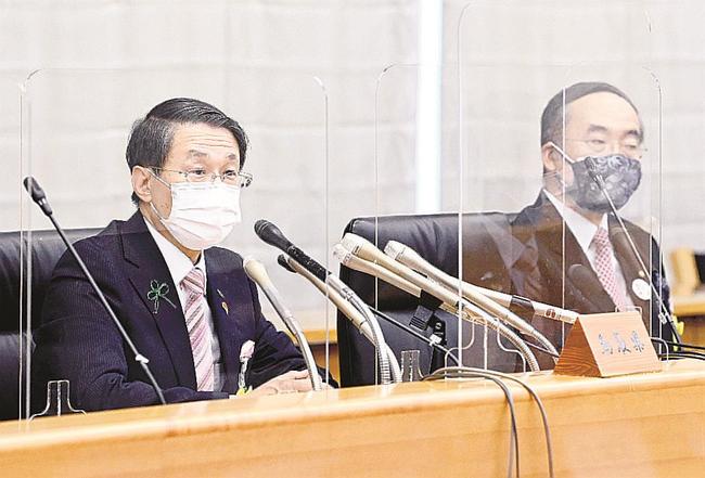 全国知事会の新会長に選ばれ、記者会見する平井伸治鳥取県知事（左）。右は前会長の飯泉嘉門徳島県知事＝東京都千代田区、都道府県会館