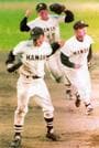 １９９８年の夏の甲子園で帝京を破り、８強進出を決めて喜ぶ和田毅投手（左）ら浜田高ナイン＝甲子園