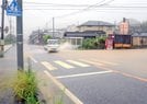 大雨の影響で冠水した道路＝１３日午前１０時３１分、鳥取市福部町