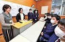 人材育成の授業で高校生と対話するコミュニティナースの小田原汀さん（左端）らスタッフ＝２０２１年１２月、江津市内