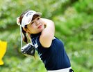 ティーショットを放つ選手＝１日、大山平原ゴルフクラブ