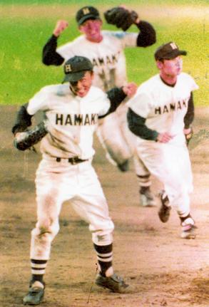 １９９８年の夏の甲子園で帝京を破り、８強進出を決めて喜ぶ和田毅投手（左）ら浜田高ナイン＝甲子園