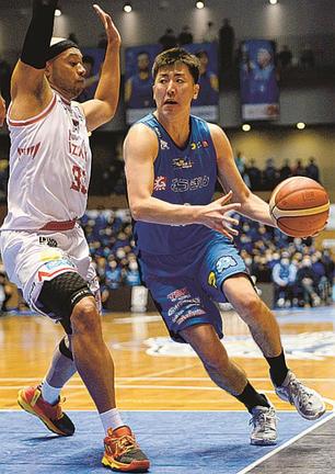【第２５戦・島根ー富山】第２クオーター、島根の阿部諒（右）がドライブで切り込む＝松江市総合体育館