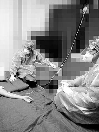 国内初の自宅療養者への抗体カクテル療法を実施する医師ら＝〓（?）日午後、大阪府内（ＫＩＳＡ２隊提供、画像を加工しています）