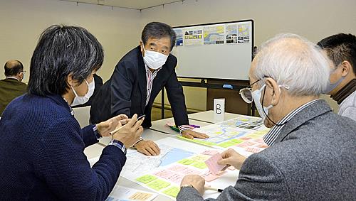 参加者と意見を交わす古志勝俊代表世話人（中央）＝松江市白潟本町、市民活動センター