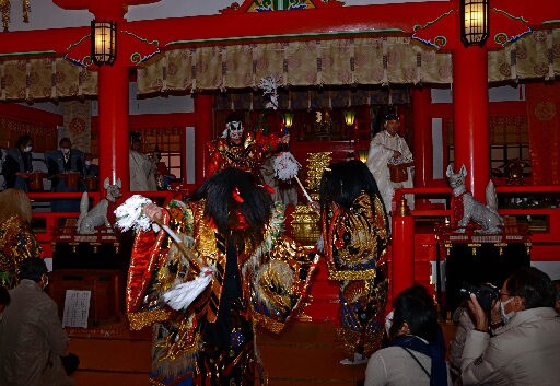 石見神楽の鬼に向かって豆をまく神職たち＝島根県津和野町後田、太皷谷稲成神社