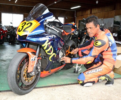 バイクの点検をする久野光博さん＝鳥取市湖山町東３丁目