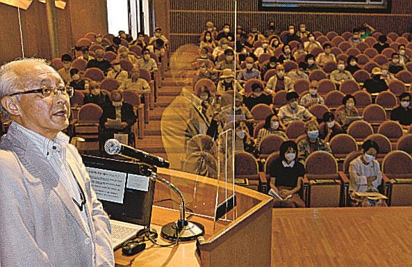 「原発は米子市にとっても重要課題」と訴える河合康明共同代表（左）＝米子市末広町、米子コンベンションセンター