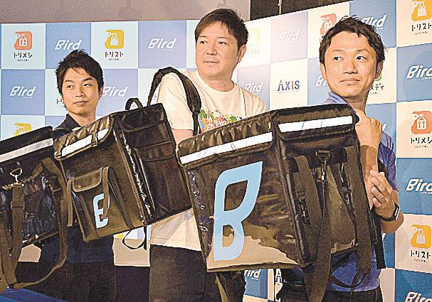 バードを活用した新サービスを発表するアクシスの坂本哲社長（中央）ら＝鳥取市栄町、「Ｎｅｘｔ．（ネクスト）ビル」
