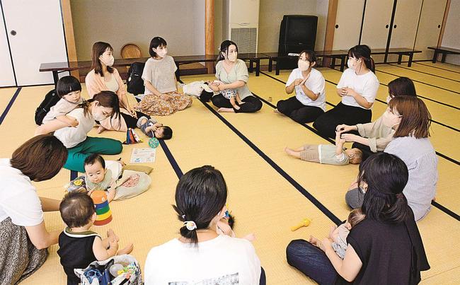 車座になっておしゃべりを楽しむ参加者=松江市八雲町西岩坂