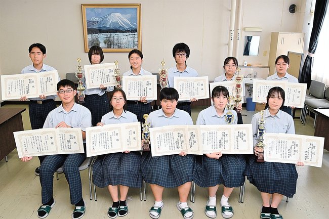 全国大会に出場する情報科学高校の生徒＝安来市能義町、情報科学高校