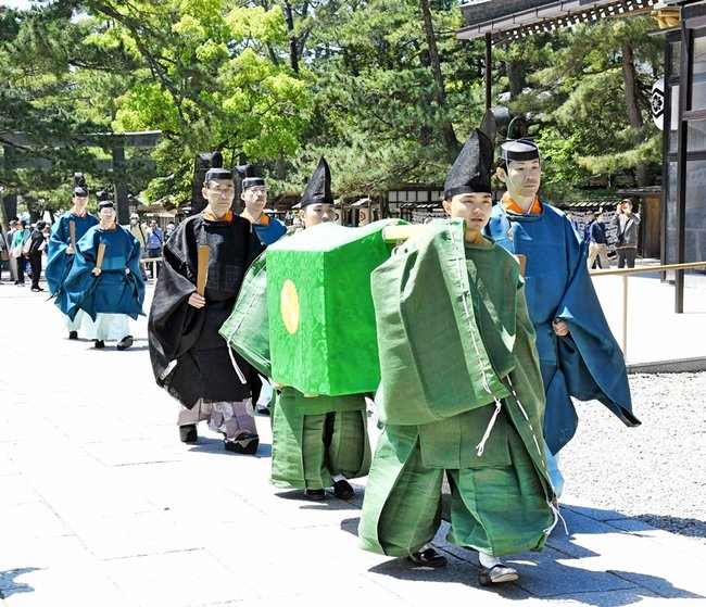 境内で唐櫃を担いで本殿に向かう勅使の一行＝出雲市大社町杵築東、出雲大社