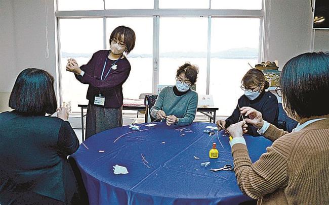 宍道湖が目の前に広がるホテルの一室で、ものづくり講座を体験する参加者ら＝松江市玉湯町湯町、玉造国際ホテル