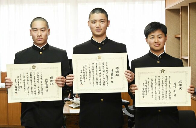 感謝状を受け取った（左から）内田玲鷹さん、増田紘太さん、西村晃さん＝安来市佐久保町、安来高校