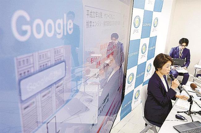記者会見で米グーグルへの行政処分に関して説明する公正取引委員会の担当者＝22日、東京都千代田区