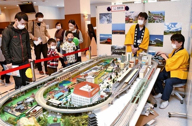 病院まつりで医師（右）の鉄道模型を見る子どもたち＝大田市大田町、市立病院