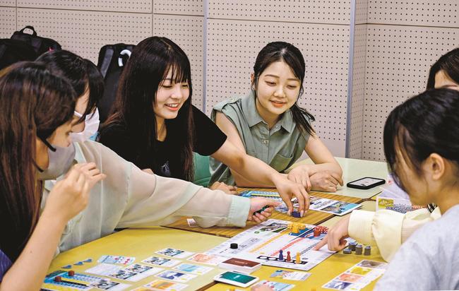 ボードゲームでエネルギー問題を学ぶ島根大材料エネルギー学部の学生＝松江市西川津町、島根大