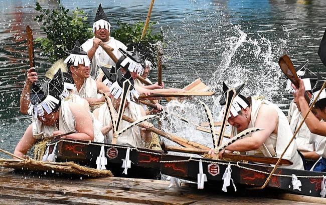 国譲り神話にちなむ「諸手船神事」=2023年12月、松江市美保関町美保関