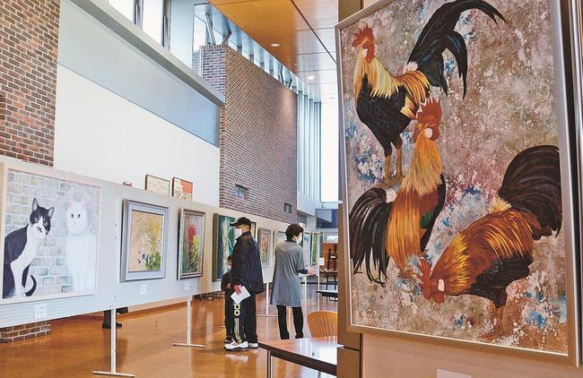 箔を貼った作品など力作を鑑賞する来場者＝出雲市斐川町直江、市立ひかわ図書館