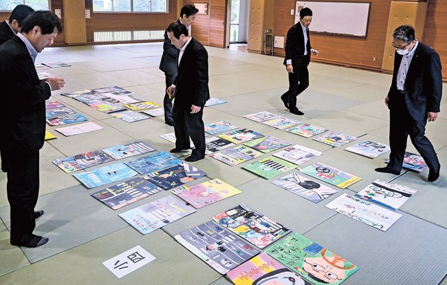 ポスターコンクールの入賞作品を選ぶ審査員＝松江市西浜佐陀町、島根県警察学校