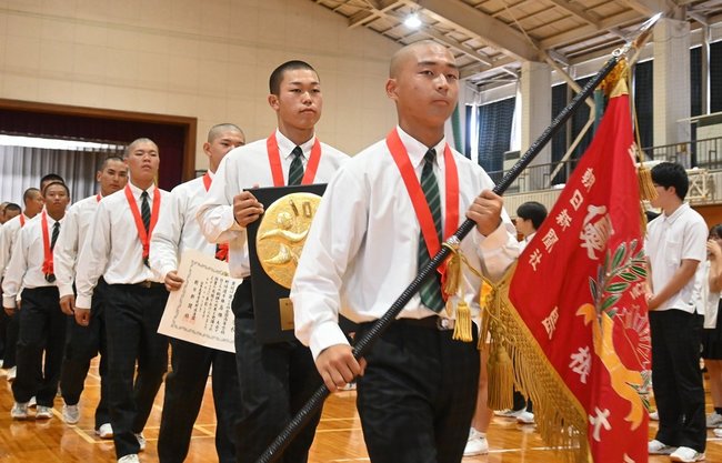 生徒や職員らに見送られ、甲子園に向かう開星の選手たち＝松江市西津田９丁目、開星中学校・高校