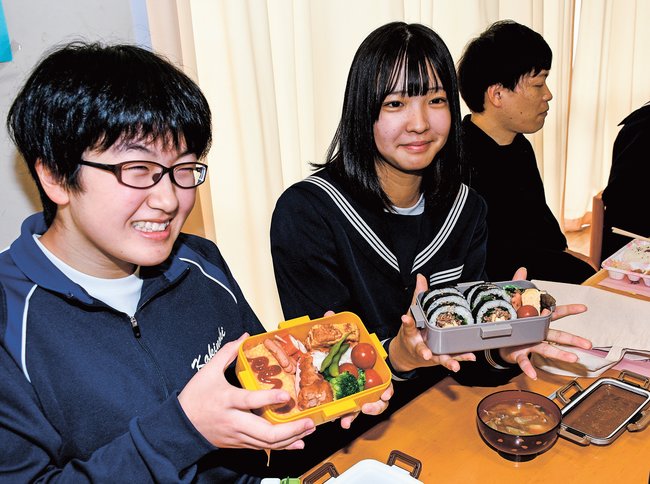 自分で作った弁当を見せる生徒=島根県吉賀町柿木、柿木中学校