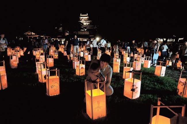 あんどんの光に見入る来場者=松江市殿町