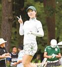 １番のティーショットを打ち終え、笑顔でピースをする小暮千広＝大山平原ゴルフクラブ