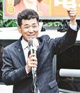 街頭で支援を呼びかける泉健太代表＝松江市朝日町、松江テルサ前
