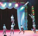「アフリカンハンドボルテージ」で熱演するエチオピアのパフォーマー＝兵庫県西宮市