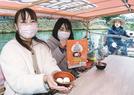 こたつ船に乗り、縁結び雪見をＰＲする松江観光協会の職員