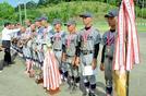 第７２回島根県中学校優勝野球大会で優勝し、仲間と共にメダルを受け取る岩谷翔太さん（右端）＝雲南市加茂町
