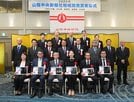 記念写真に納まる受賞者の皆さん（前列）