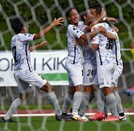 【ＦＣ神楽しまね―ＦＣマルヤス岡崎】後半、ＦＣ神楽しまねのＦＷ谷尾昂也（右）が勝ち越し点を挙げ、喜ぶイレブン＝豊田市運動公園陸上競技場