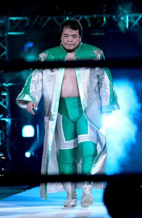 リングに入場する三沢光晴さん＝２００７年１２月、東京都千代田区の日本武道館