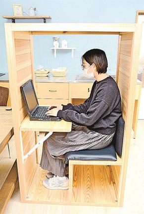 リモートスペース「ＮＡＫＡ｜ｎａｋａ」で作業する三ツ和の社員＝雲南市大東町大東、同社