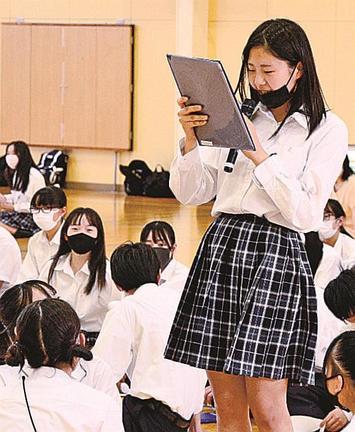 事業者に融資することに賛成意見を述べる生徒＝米子市橋本、米子高校