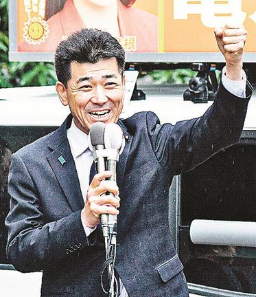 街頭で支援を呼びかける泉健太代表＝松江市朝日町、松江テルサ前