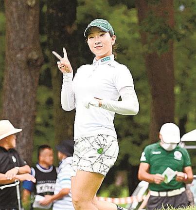 １番のティーショットを打ち終え、笑顔でピースをする小暮千広＝大山平原ゴルフクラブ