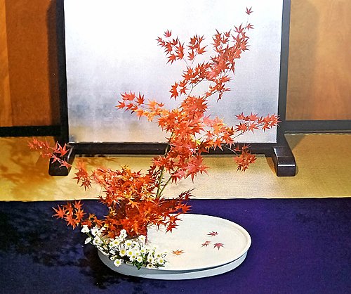 小原雲心の作品を再現した「秋の散り紅葉」