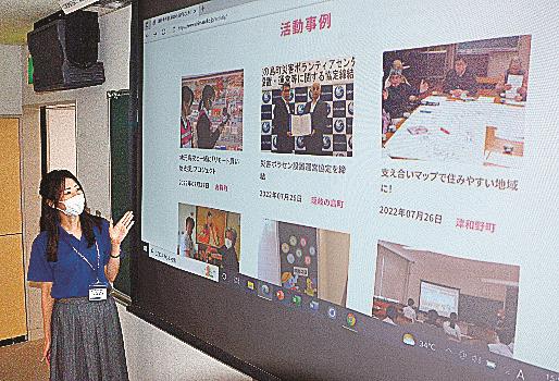 運営を始めたサイト「しまねの社協そこにある！」のページを紹介する県社協職員＝松江市東津田町、いきいきプラザ島根