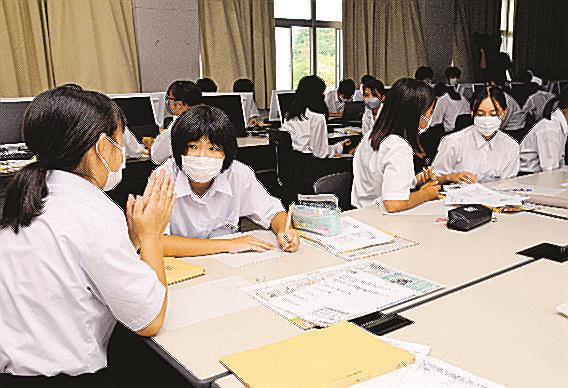 2人一組で取材をし合う生徒たち=大田市仁摩町仁万、大田西中学校