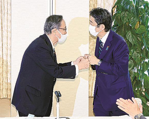 ２０２１年１１月、派閥の総会でグータッチを交わす細田博之衆院議長（左）と安倍晋三元首相＝東京・永田町の党本部