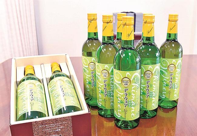 島根ワイナリーが発売する「ヌーボーデラウェアやや甘口２０２１」＝松江市殿町、県庁